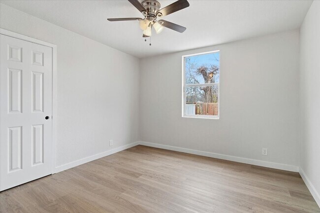 Building Photo - 404 S Murray St