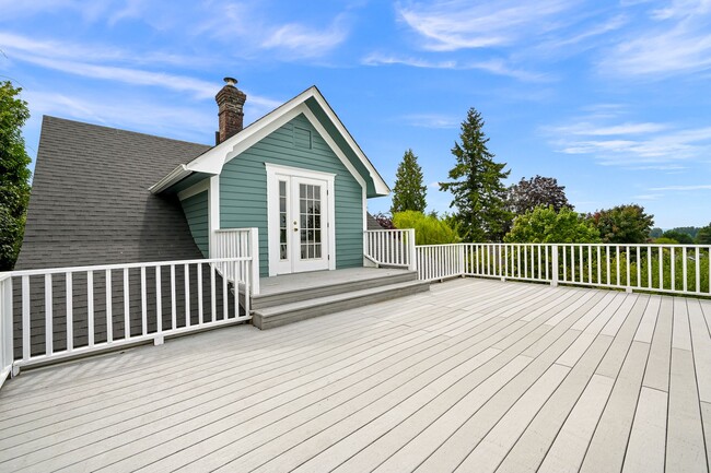 Building Photo - Large Single Family home with Bonus Room!