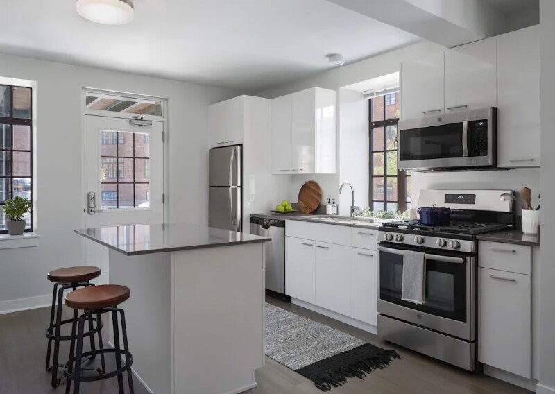 Building Photo - 1998 W Diversey Pkwy