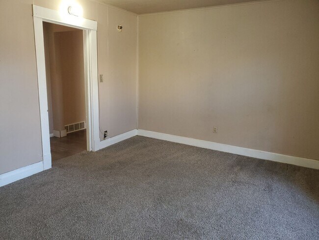 Building Photo - Charming 1-Bedroom Apartment in the Heart ...