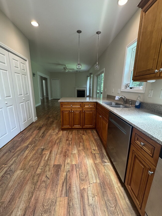 Building Photo - "Charming 3-Bed Retreat in Hendersonville with Cozy Fireplace."