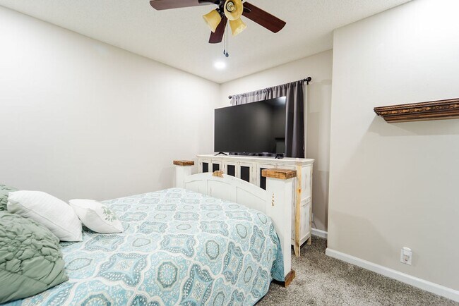 Building Photo - Charming 4 bedroom, 3 bathroom with lots of outdoor living space.