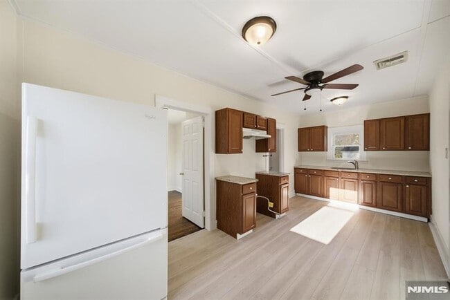 Building Photo - 75 Lakeview Terrace