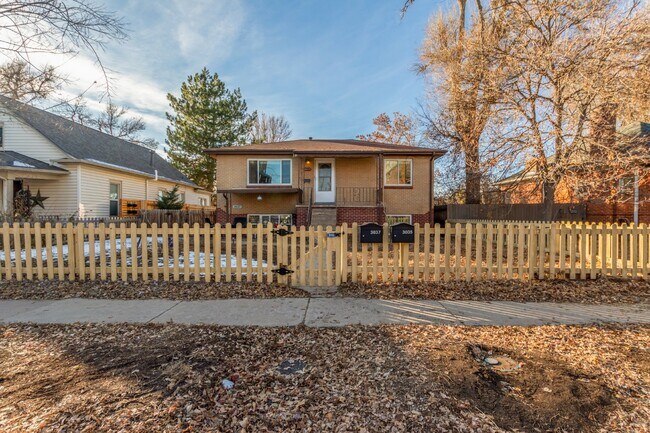 Building Photo - Charming Upper Unit Duplex in the Heart of Englewood!