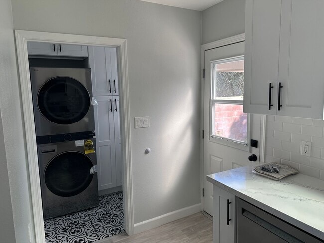 Building Photo - CULVER CITY STUNNING REMODEL 3 BDRM 1 BA. HOUSE FOR LEASE!