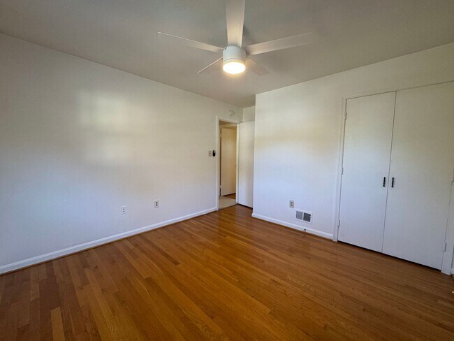 Building Photo - Spacious 4 Bed 2/2 Bath Home with Park-Lik...