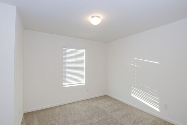 Building Photo - BEAUTIFUL 3BD/2.5BTH Townhome - Belmont - JULY MOVE IN