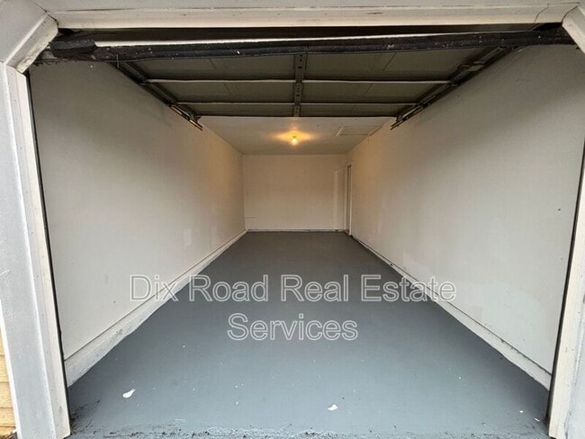 Building Photo - 3701 Greenview Dr