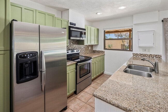 Building Photo - 10625 E Becker Ln