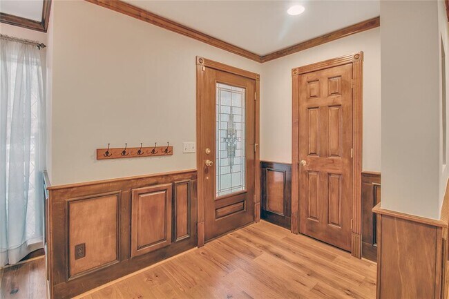 Building Photo - 452 N Post Oak Ln