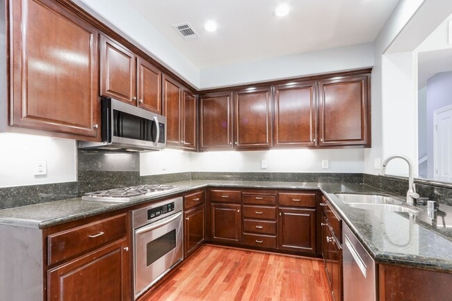 Building Photo - 3 Bed / 2.5 Bath beautiful end unit townhome with tons of upgrades. YouTube Tour!!