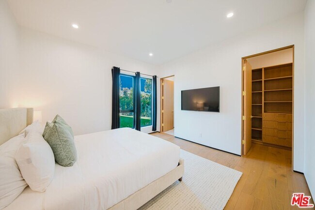 Building Photo - 5141 Varna Ave