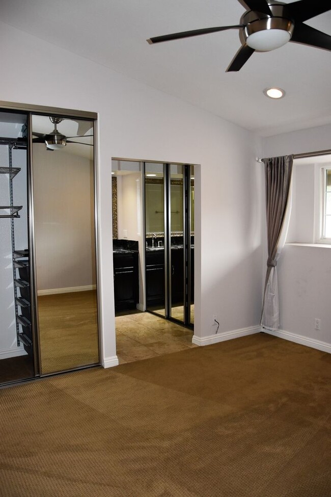 Building Photo - 3 Bedroom 2.5 Bath Hampton Court Condo Nea...