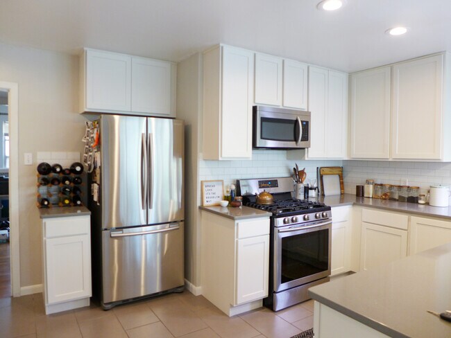 Building Photo - 310 West Mistletoe Avenue