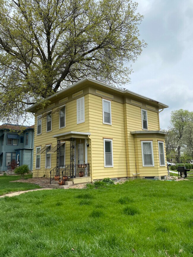 Quiet Living - 702 Douglas Ave