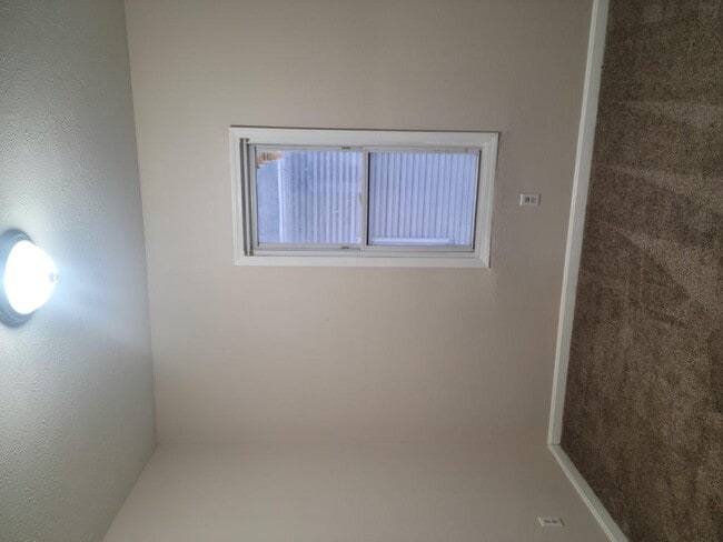 Building Photo - 1087 E 64th St