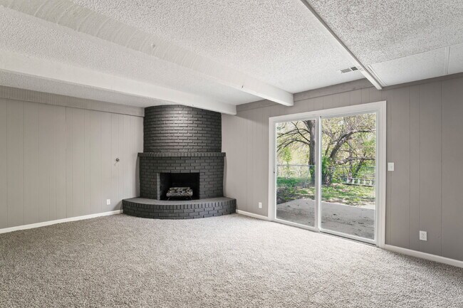 Building Photo - Spacious and updated townhome in Olathe!  1st month is Free!*