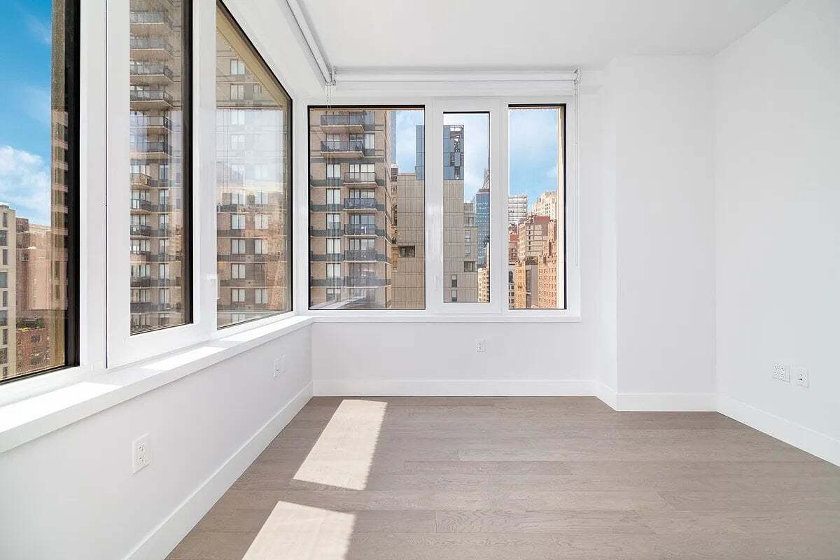 Building Photo - 200 E 23rd St