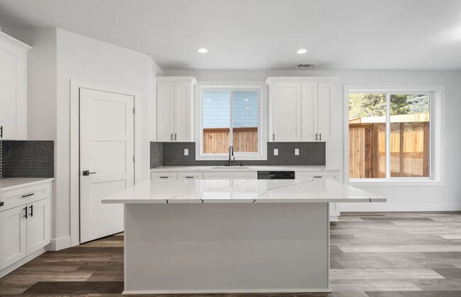 Building Photo - Coming Soon – Modern 3 Bedroom, 2 bath Home!