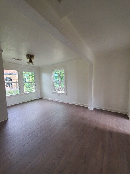 Building Photo - 440 TX-29