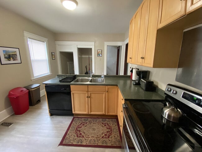 Building Photo - 1520 Maple Rd