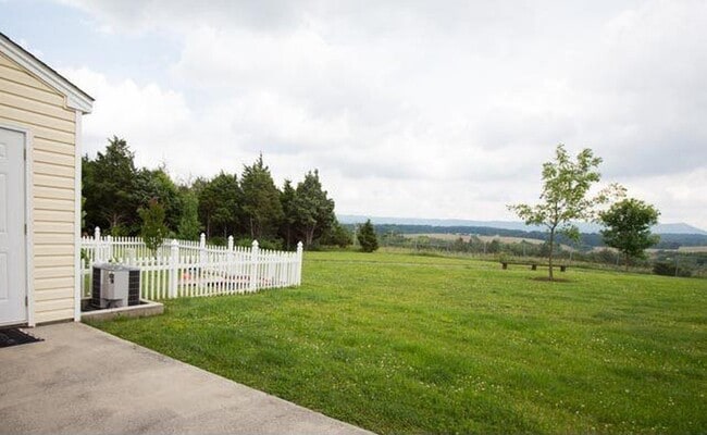 Building Photo - Spacious End Unit Towhouse in Desirable Li...