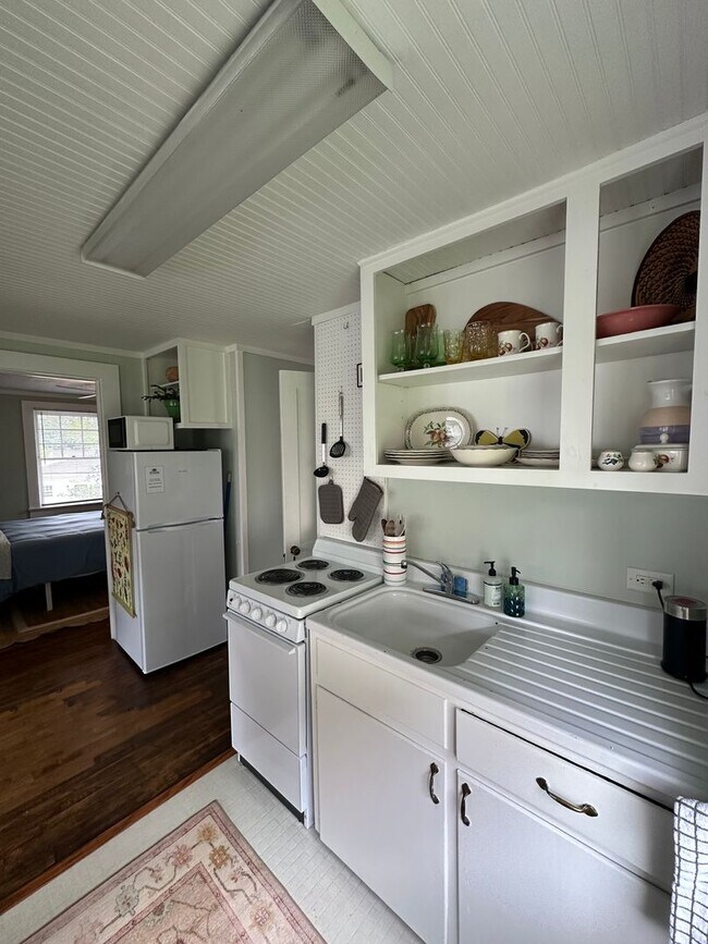 Building Photo - One Bedroom Garage Apartment in 5 Points!!