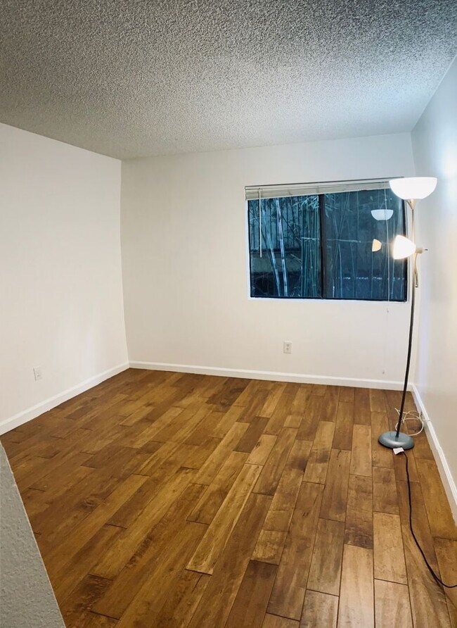 Building Photo - Great Condo in WeHo for Rent