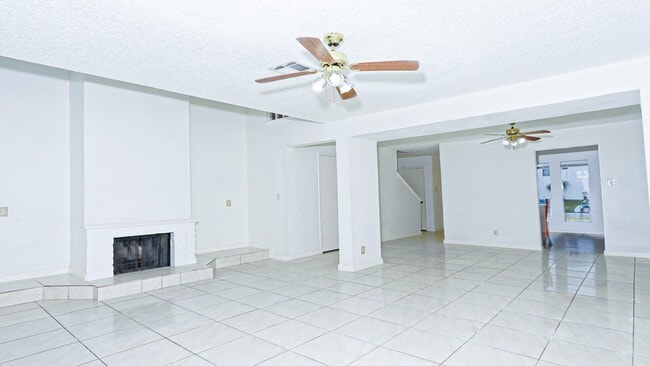 Building Photo - 10920 Village Bend Ln