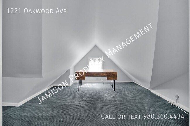 Building Photo - 1221 Oakwood Ave