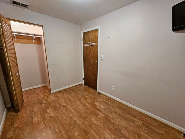 Building Photo - 1140 W Barry Ave
