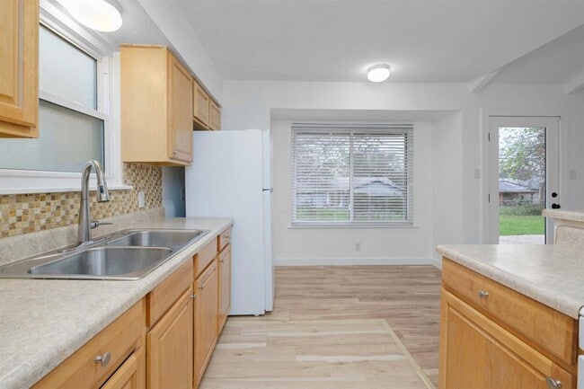 Building Photo - 8525 Maine Dr