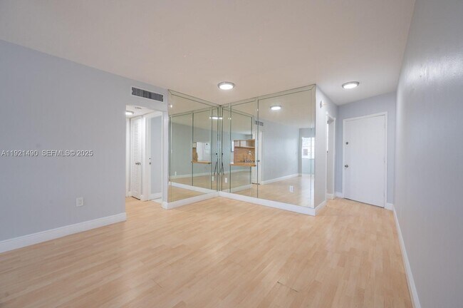 Building Photo - 1651 NE Miami Gardens Dr