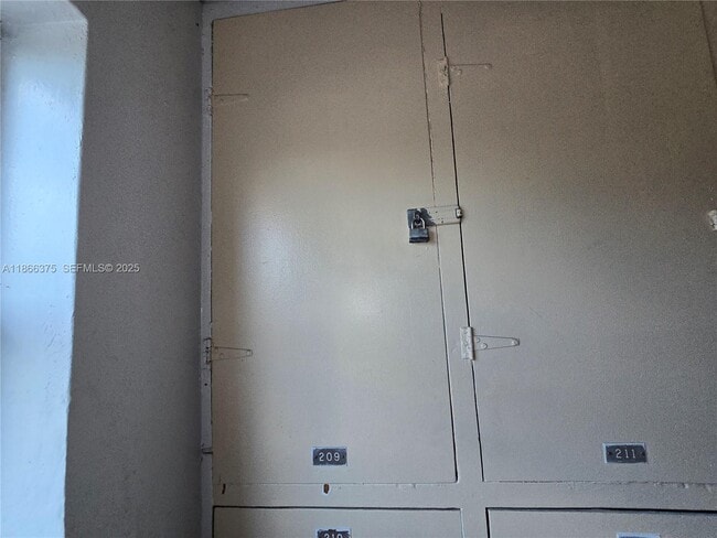 Building Photo - 120 ROYAL PALM Rd