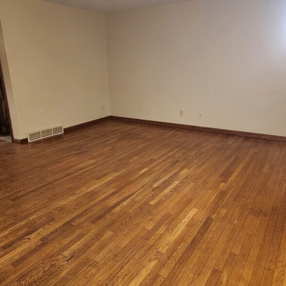 Building Photo - 7 Bryson Ave