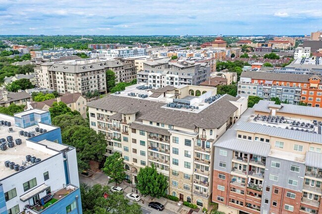 Building Photo - 2/2 Furnished Condo Near UT!