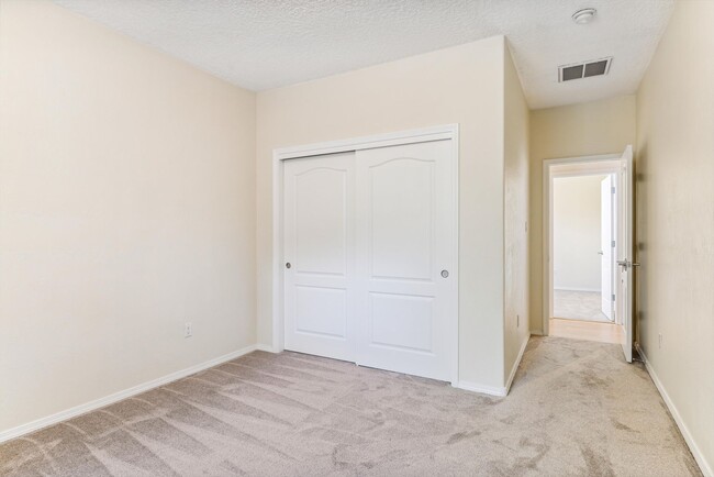 Building Photo - Single Story Beauty | Large Yard | 3 Bedro...