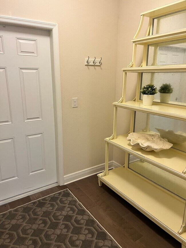 Building Photo - 115 N Arrawana Ave