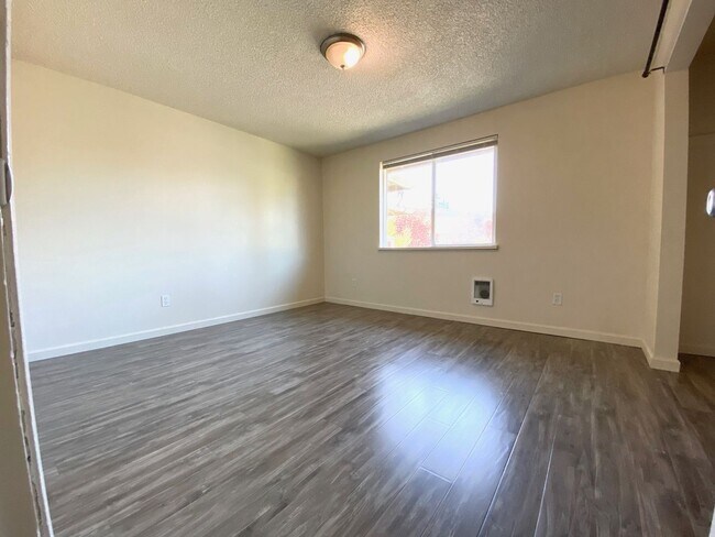 Building Photo - 924000