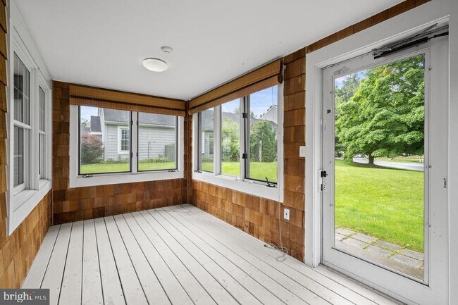 Building Photo - 262 Crescent Dr