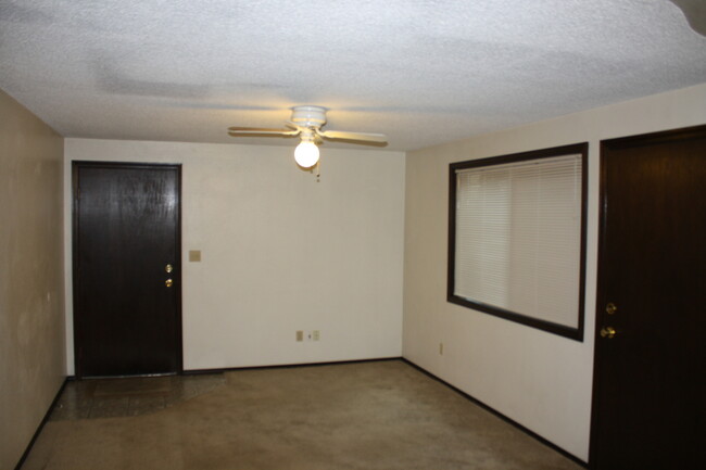 Building Photo - Charming & Quiet Little Home
