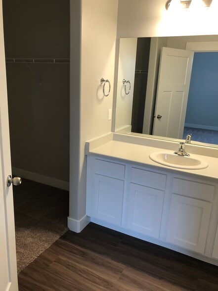 2nd bathroom - 1813 W Newcastle Ln