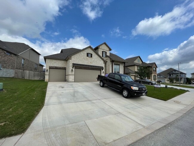 Building Photo - 5 Bedroom 3 bath Two Story home