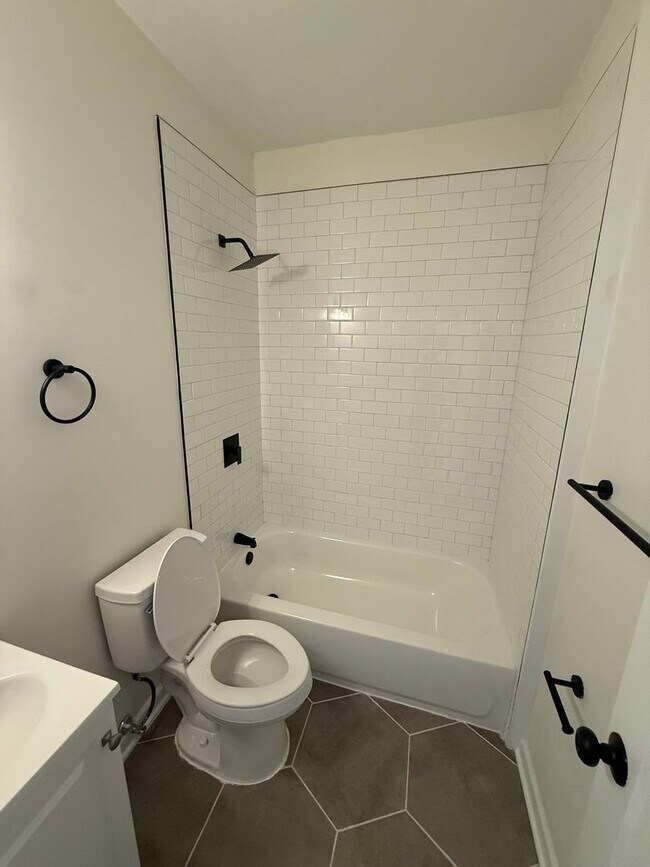 Building Photo - 3-Bedroom, 2.5-Bath Spacious Townhome located in Merion Village