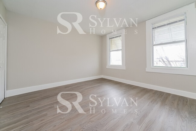 Building Photo - 410 S Newkirk St