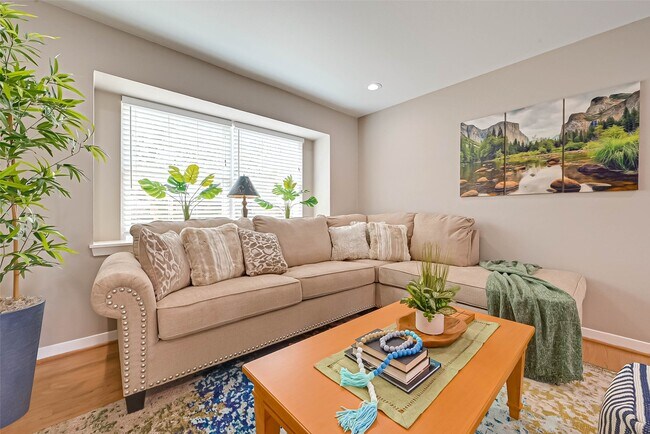 Building Photo - 5330 Hialeah Dr