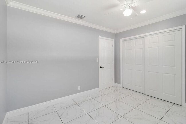 Building Photo - 913 SW 49th Ave
