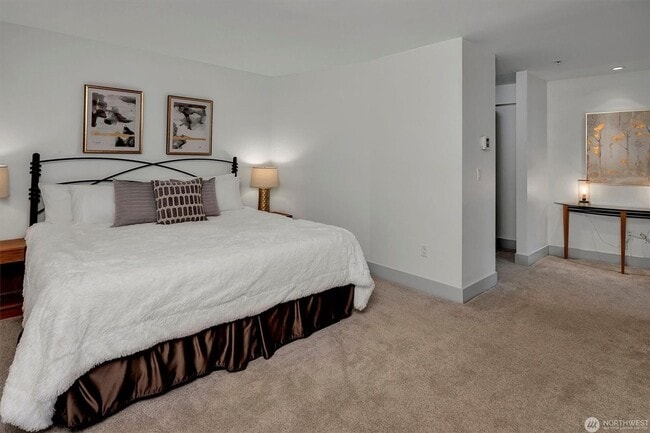 Building Photo - 3Bd/2Ba Bellevue Condo