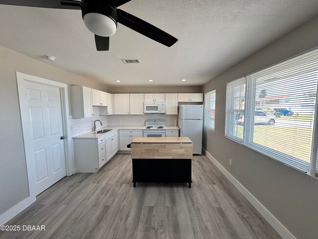 Building Photo - 127 Moore Ave