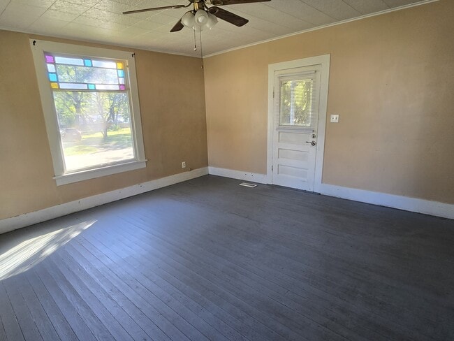 Building Photo - 505 Ave 2 NE